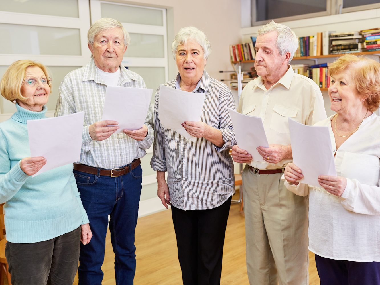Gemeinsames Singen bringt Freude und ermöglicht Begegnungen. Gemeinsames Singen bringt Freude und ermöglicht Begegnungen.