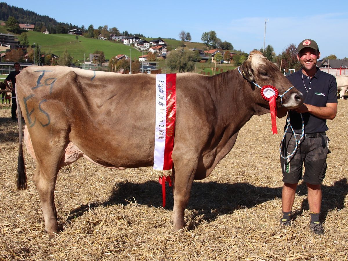 Manfred Geser als stolzer Besitzer der Gesamtsiegerin „Katelyn“.