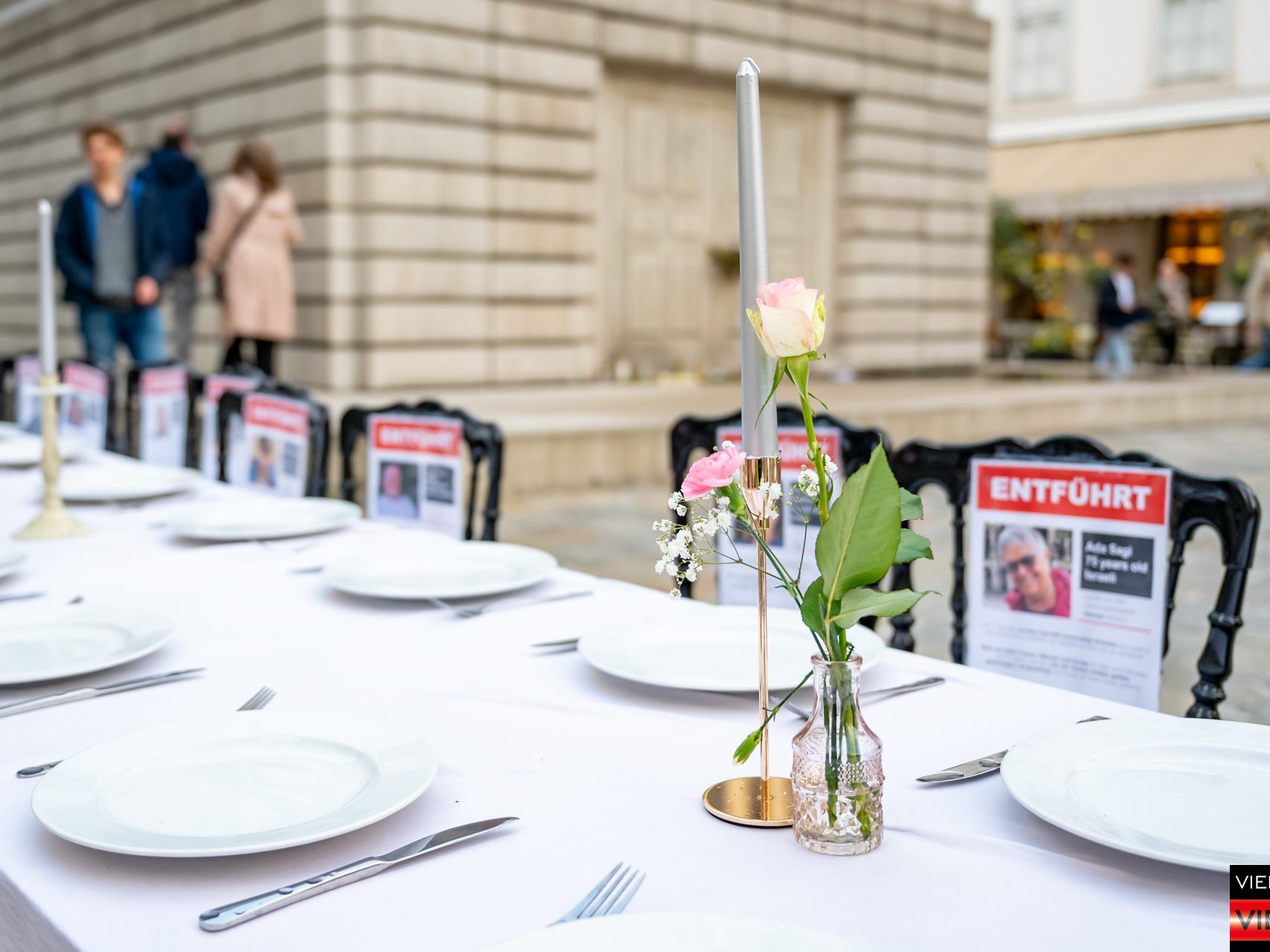 27102023 Aufstellung eines leeren Schabbat-Tisches fuer die 222 Geiseln