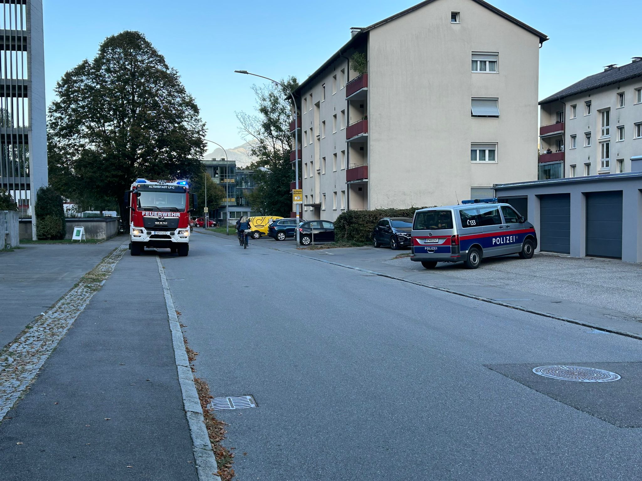 Feuerwehr und Polizei waren sofort zur Stelle. Feuerwehr und Polizei waren sofort zur Stelle.