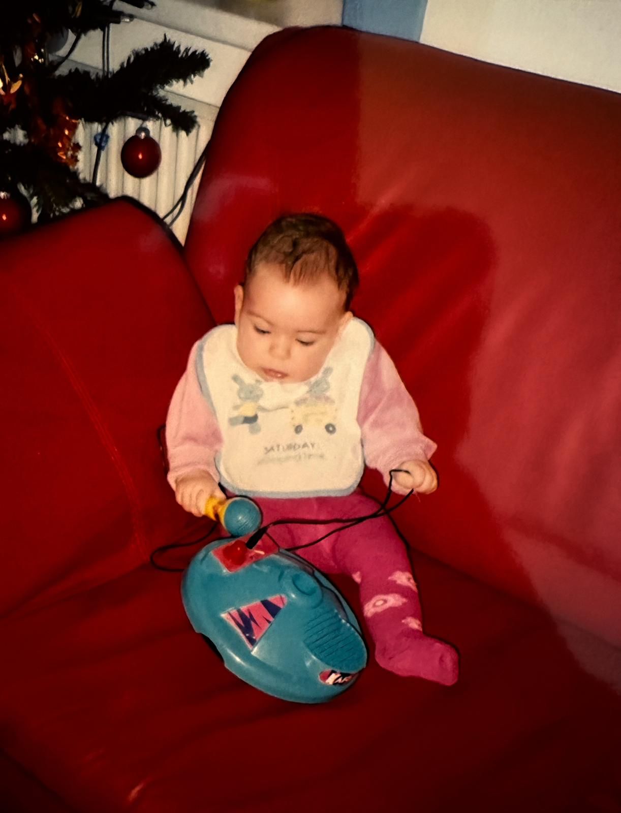 Sogar als Baby griff Jana zum Mikrofon. Sogar als Baby griff Jana zum Mikrofon.