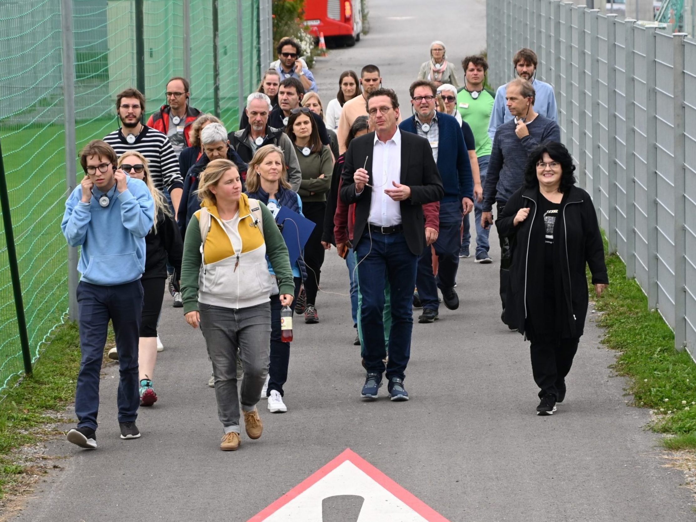 Bürgermeister Markus Giesinger führte die Gäste vom Klimabündnis Tirol zu klimafitten Räumen in Altach. Bürgermeister Markus Giesinger führte die Gäste vom Klimabündnis Tirol zu klimafitten Räumen in Altach.