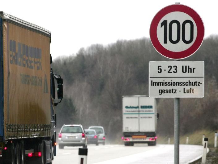 Die Grünen NÖ fordern eine Geschwindigkeitsbeschränkung von 100 km/h für Fahrzeuge mit Verbrennungsmotoren auf Autobahnen. Die Grünen NÖ fordern eine Geschwindigkeitsbeschränkung von 100 km/h für Fahrzeuge mit Verbrennungsmotoren auf Autobahnen.