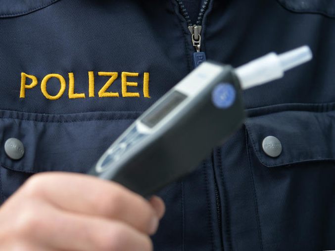 Ein Betrunkener schlug in einem Wiener Lokal einem Polizisten ins Gesicht.