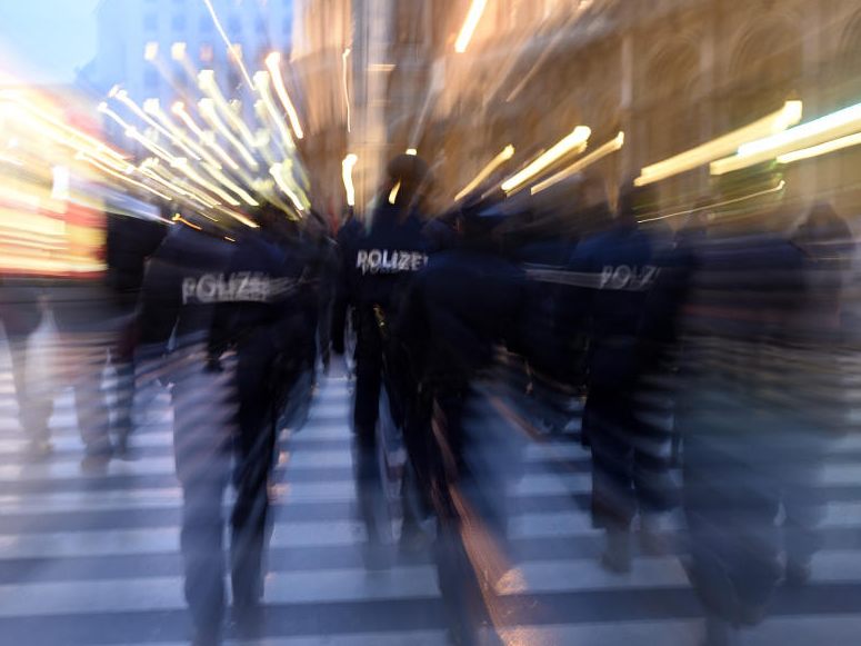 Ein Wiener wurde von drei Männern am Heimweg mit einer Schusswaffe bedroht und ausgeraubt.