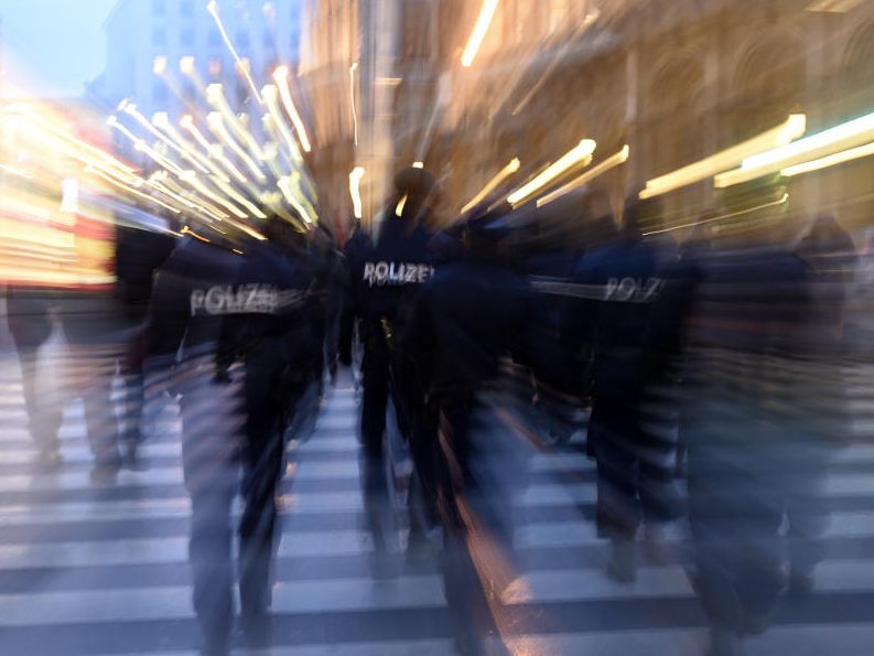 Ein 38-Jähriger randalierte in Wien-Ottakring auf offener Straße und verletzte einen Polizisten mit einem Faustschlag.