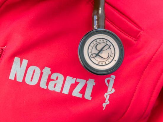 Ein Mann stürzte bei Dacharbeiten in Niederösterreich und verletzte sich schwer.