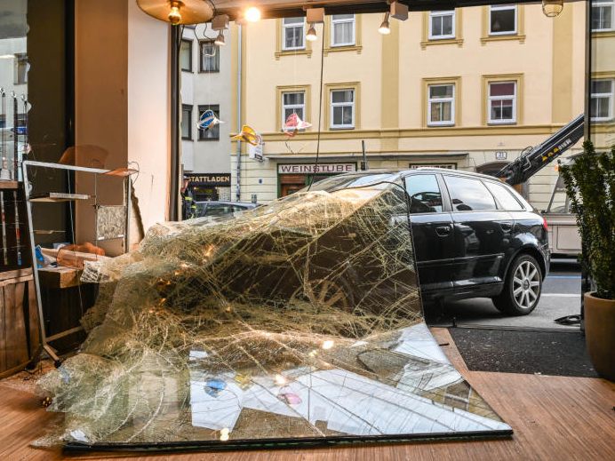 Rammbock-Einbrüche, bei denen die Täter mit einem Auto in das Schaufenster eines Geschäftslokals fahren, häufen sich derzeit in Wien.