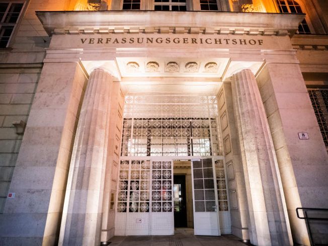 Der VfGH hob einen NÖ Regelung zur Kostenübernahme für Pflegeheime auf. Der VfGH hob einen NÖ Regelung zur Kostenübernahme für Pflegeheime auf.