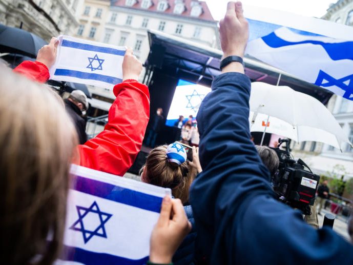 Eine Installation auf dem Wiener Judenplatz soll auf die von der Hamas verschleppten Geiseln aufmerksam machen. Eine Installation auf dem Wiener Judenplatz soll auf die von der Hamas verschleppten Geiseln aufmerksam machen.