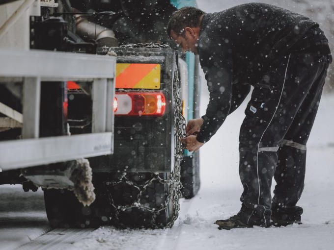 Wegen des Wetterumschwungs kam es in Österreich in hohen Lagen zu einem Verkehrs-Chaos am Dienstag.