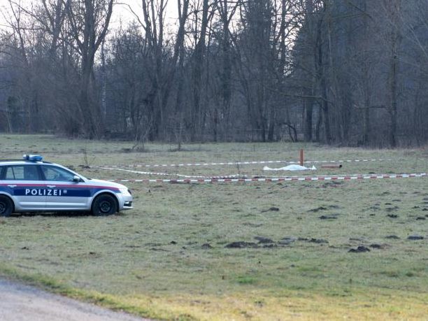 Nach dem tödlichen Pyro-Unfall in St. Johann am Steinfelde in der Silvesternacht, brachte die Staatsanwaltschaft einen Strafantrag gegen die vier Beschuldigten ein. Nach dem tödlichen Pyro-Unfall in St. Johann am Steinfelde in der Silvesternacht, brachte die Staatsanwaltschaft einen Strafantrag gegen die vier Beschuldigten ein.