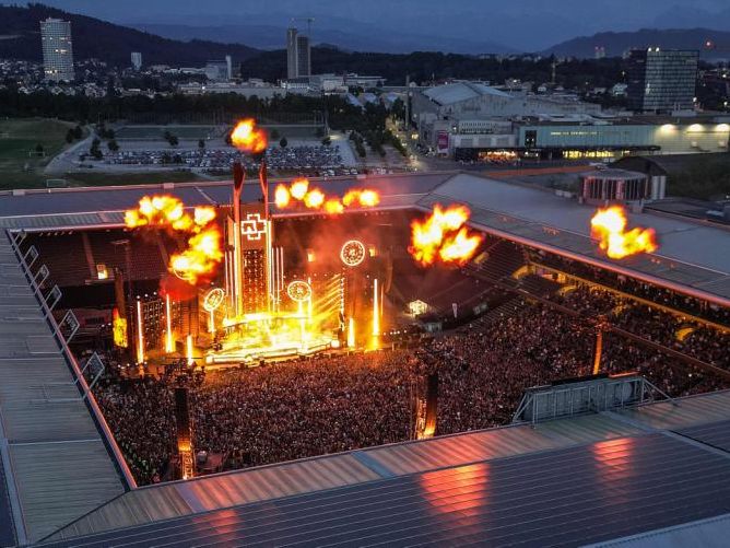 Rammstein feiern ihr 30-jähriges Bestehen 2024 mit einer Stadiontournee durch Europa. Rammstein feiern ihr 30-jähriges Bestehen 2024 mit einer Stadiontournee durch Europa.