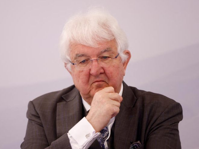 Der österreichische Notenbankchef Robert Holzmann sieht neuerliche Zinserhöhungen nicht vom Tisch. Der österreichische Notenbankchef Robert Holzmann sieht neuerliche Zinserhöhungen nicht vom Tisch.