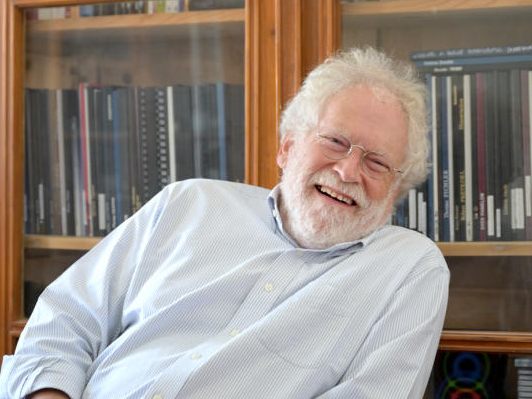 Der Nobelpreisträger des Vorjahres, Anton Zeilinger, freut sich das der diesjährige Physik-Nobelpreis an Zeilinger freut sich über Physik-Nobelpreis für Ferenc Krausz ging.