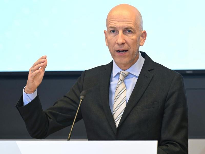 Wirtschaftsminister Martin Kocher (ÖVP) spricht am Dienstag über die Entwicklung der Inflation in Österreich.
