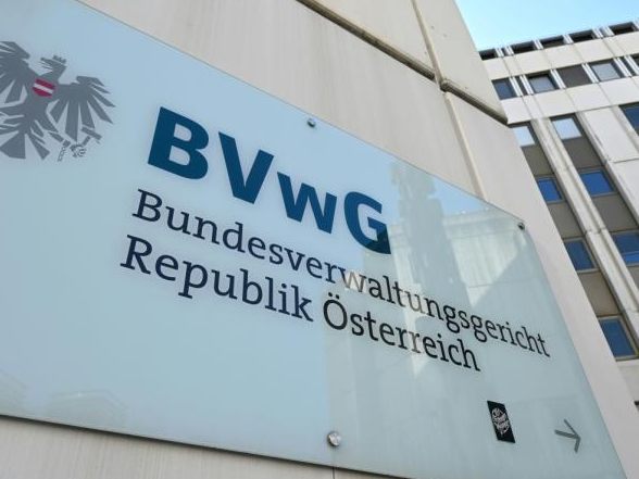 Das Bundesverwaltungsgericht beschäftigte sich mit dem Fall eines homosexuellen Ex-Polizisten der von seinem ehemaligen Arbeitgeber diskriminiert wurde. Das Bundesverwaltungsgericht beschäftigte sich mit dem Fall eines homosexuellen Ex-Polizisten der von seinem ehemaligen Arbeitgeber diskriminiert wurde.