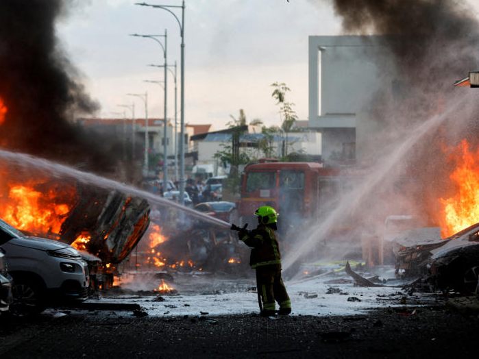 Die Hamas feuern Raketen auf Tel Aviv ab. Die Hamas feuern Raketen auf Tel Aviv ab.