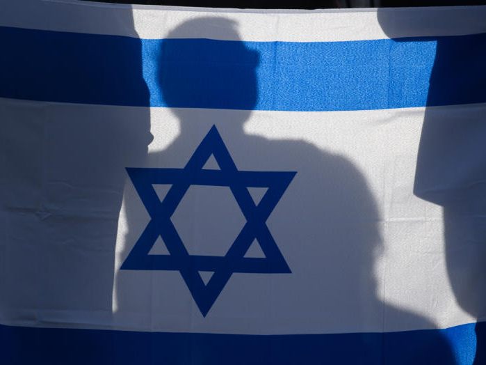 Nachdem eine Israel-Fahne in der Wiener Innenstadt heruntergerissen wurde, konnte die Polizei eine Verdächtige ausforschen. Nachdem eine Israel-Fahne in der Wiener Innenstadt heruntergerissen wurde, konnte die Polizei eine Verdächtige ausforschen.