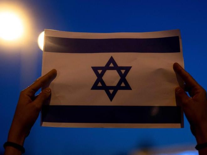 Vor dem Linzer Rathaus wurde eine Israel-Flagge zerschnitten. Vor dem Linzer Rathaus wurde eine Israel-Flagge zerschnitten.