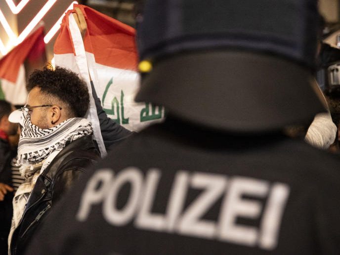 Das Foto zeigt Demonstranten und die Polizei in Wien.