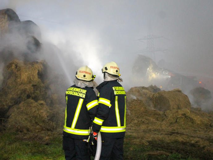 Ein Strohballen-Brand forderte am Sonntag die Feuerwehr in Oberwart.