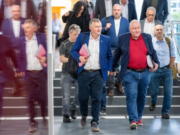 Nach einer geplatzten dritten Verhandlungsrunde zum Metaller-KV finden heute Betriebsversammlungen statt.