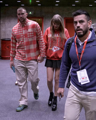 Taylor Swift Hand in Hand mit Travis Kelce auf dem Weg aus dem Arrowhead Stadium. Taylor Swift Hand in Hand mit Travis Kelce auf dem Weg aus dem Arrowhead Stadium.
