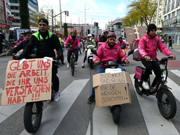 Die Essenszusteller von Foodora fordern bei einer Demo am Mittwoch bessere Arbeitsbedingungen. Die Essenszusteller von Foodora fordern bei einer Demo am Mittwoch bessere Arbeitsbedingungen.