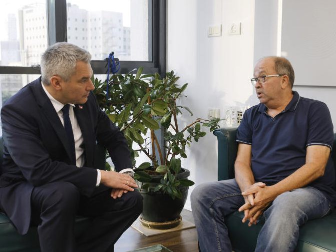 Bundeskanzler Karl Nehammer (ÖVP) traf den Vater eines vermissten österreichischen Staatsbürgers, Gilad Korngold, in Israel.