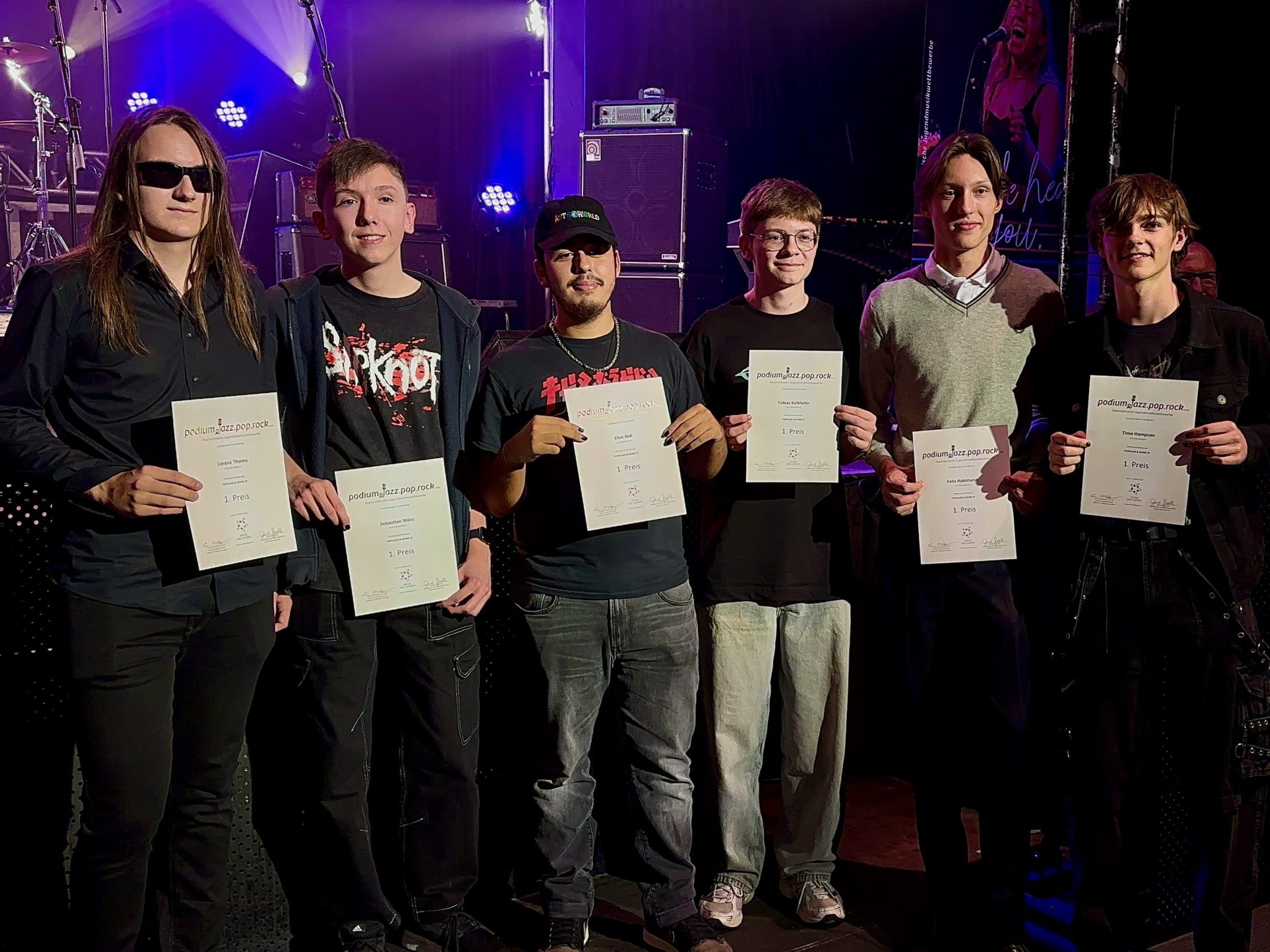 Lorenz, Sebastian, Elias, Tobias, Felix und Timo (v.l.n.r.) haben beim Bundeswettbewerb podium.jazz.pop.rock in Wien den ersten Platz gemacht. Lorenz, Sebastian, Elias, Tobias, Felix und Timo (v.l.n.r.) haben beim Bundeswettbewerb podium.jazz.pop.rock in Wien den ersten Platz gemacht.