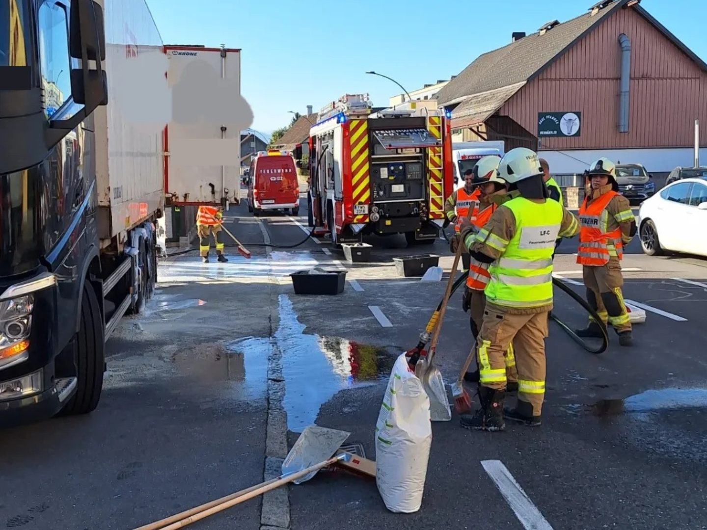 Klebstoff floss aus dem Lkw auf die Straße.