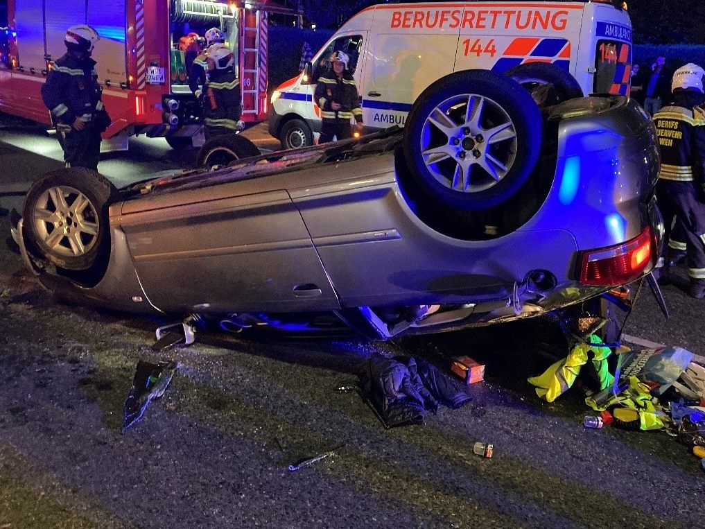 Nach einem Spurwechsel landete der Pkw auf dem Dach.