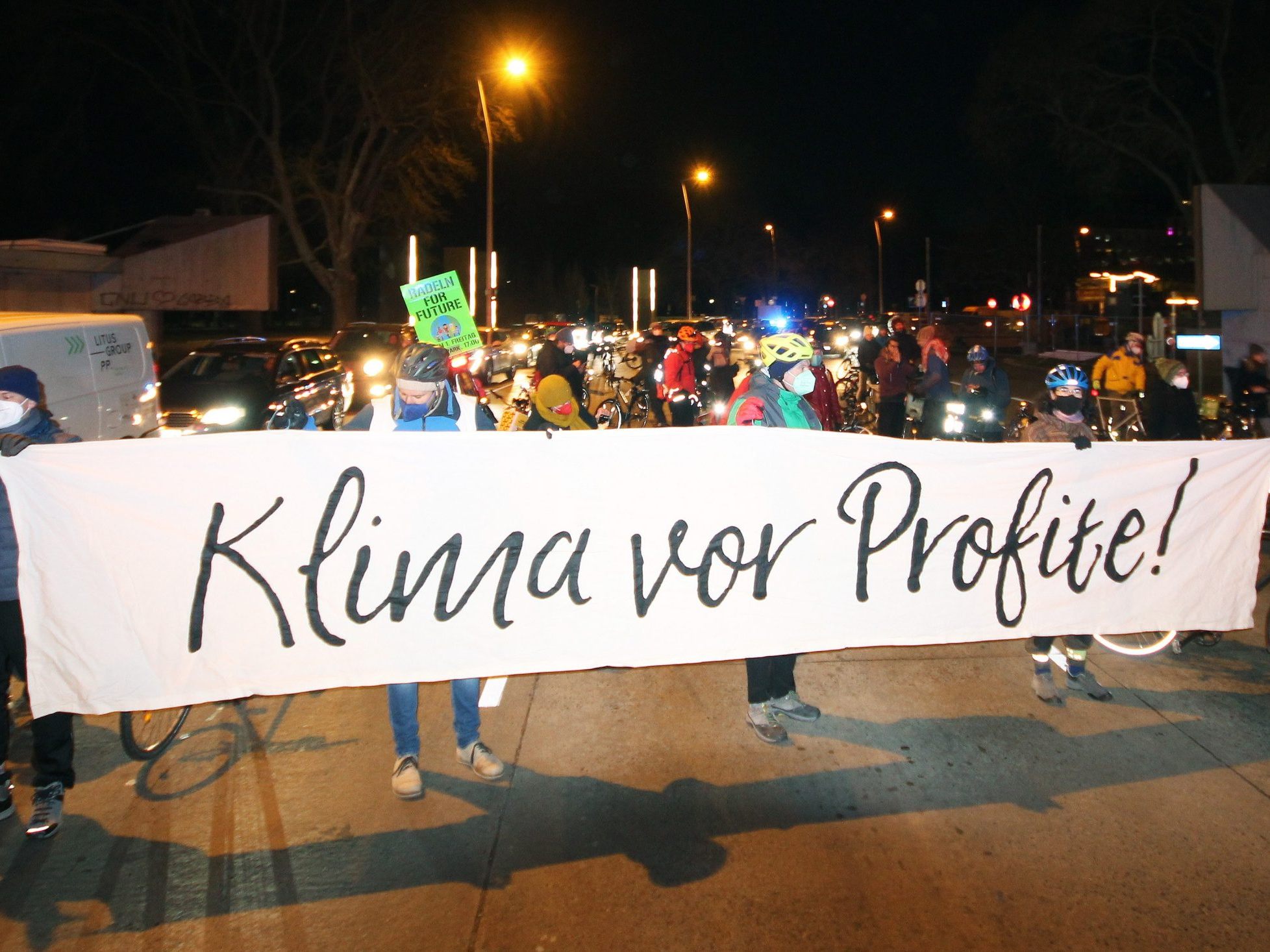 Die Raddemo "Radeln for Future" sorgt für Stau in Wien.