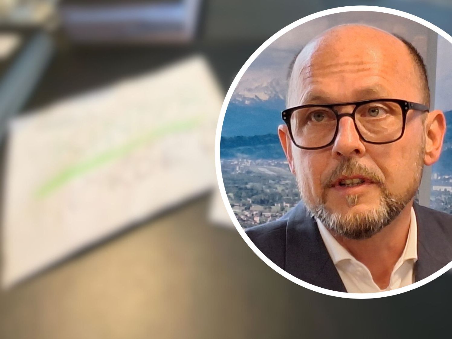 Unfreundliche Post auf dem Bürotisch des Bürgermeisters Unfreundliche Post auf dem Bürotisch des Bürgermeisters