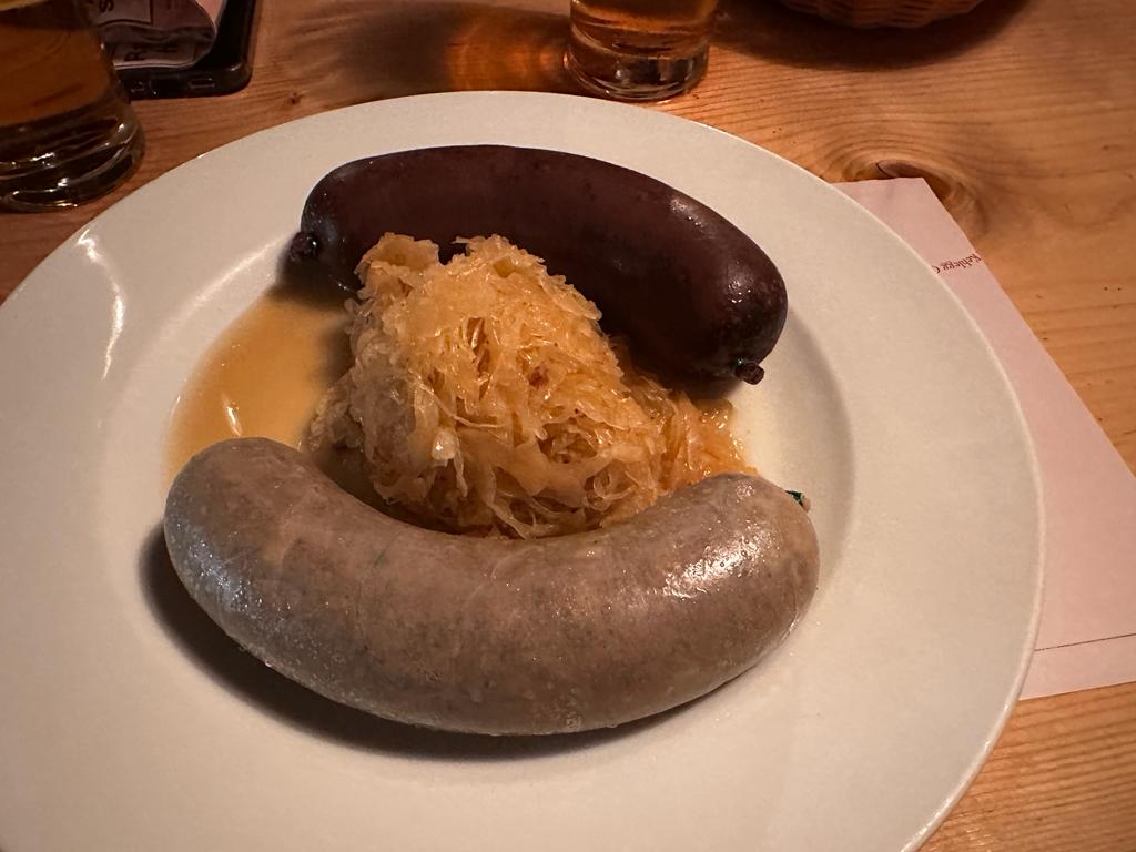 Empfehlung der Redaktion. Blut und Leberwurst mit Sauerkraut im Bad Kehlegg. Empfehlung der Redaktion. Blut und Leberwurst mit Sauerkraut im Bad Kehlegg.
