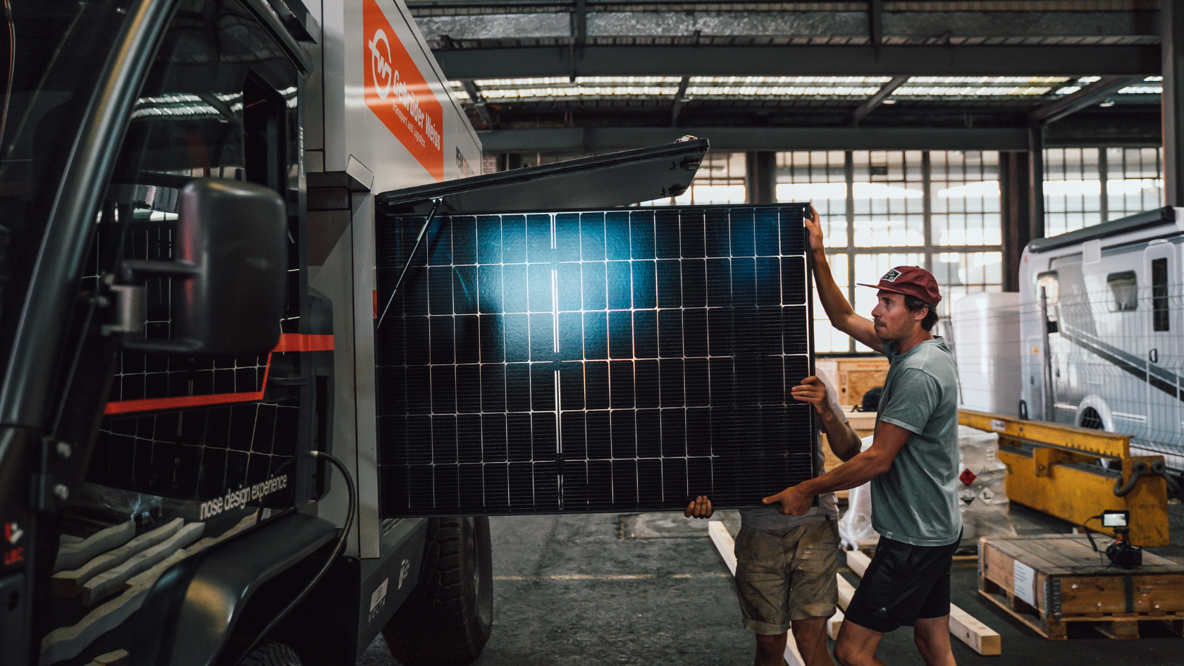 Neben den Photovoltaik-Modulen auf dem Dach des Fahrzeugs, sorgen mobile, auslegbare Module für eine zusätzliche Stromzufuhr während sonnenreicher Stunden. 