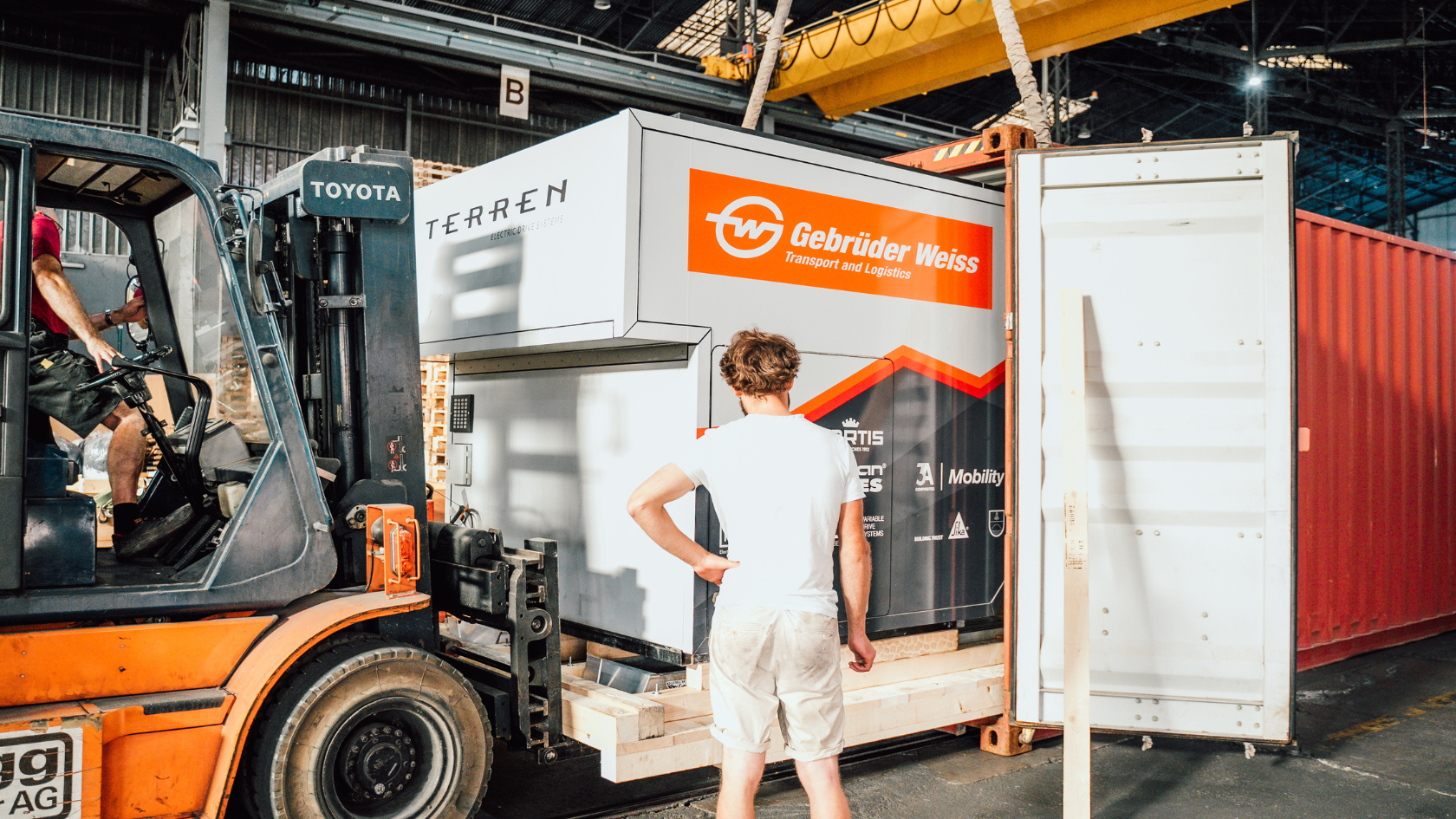 Beim Verladen des heiklen Expeditionsaufbaus ist Millimeterarbeit gefragt. 