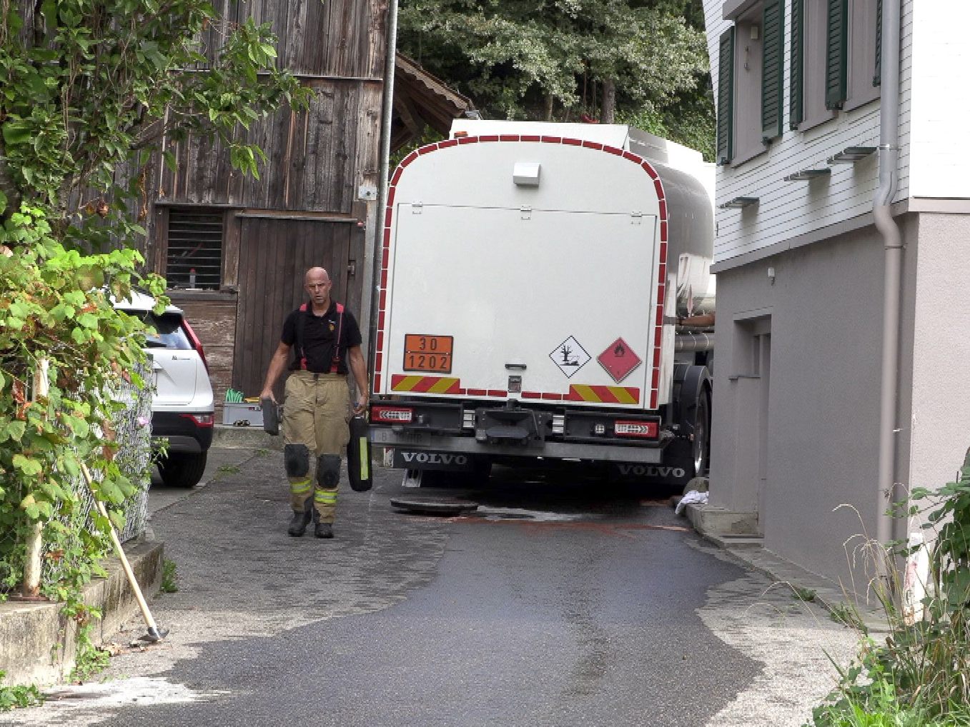 Alarm für die Feuerwehr: Dieselkraftstoff im Kanal.