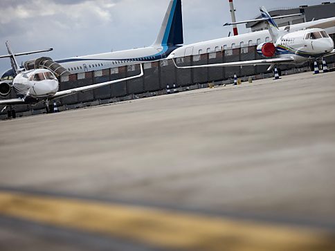 Die Nutzung von Privatjets ist Greenpeace ein Dorn im Auge Die Nutzung von Privatjets ist Greenpeace ein Dorn im Auge