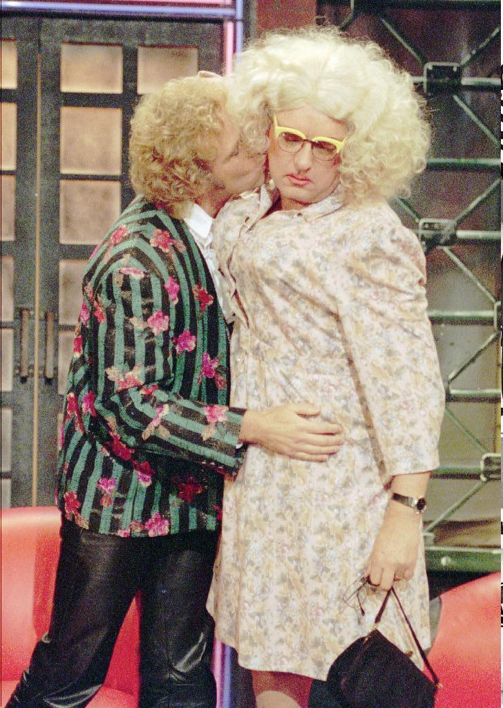 Ein Küsschen für Moderator Hans Meiser von Thomas Gottschalk, bei der RTL Samstag-Nacht-Silvester-Show von Wiegald Boning, die am Samstagabend, 31.Dezember 1994, ausgestrahlt wurde.