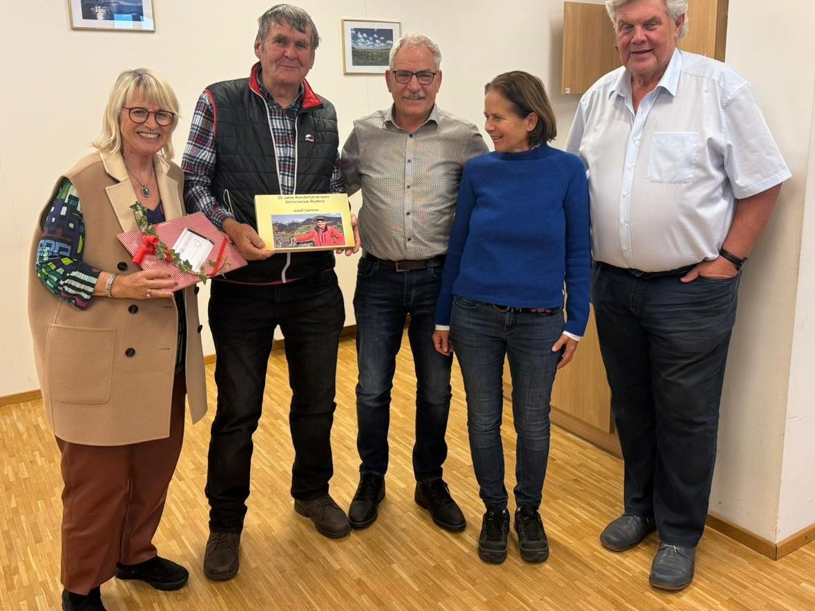 Der Vorstand bedankt sich bei Josef mit einem Photobuch Der Vorstand bedankt sich bei Josef mit einem Photobuch