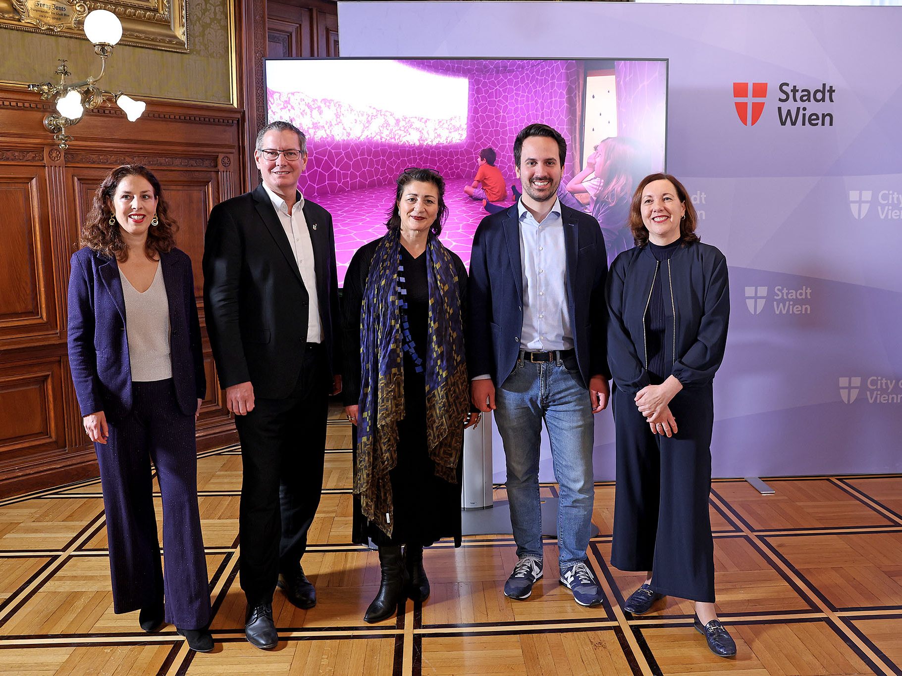 Wiens Kulturstadträtin Kaup-Hasler (Mitte) u.a. neben Vizebürgermeister Wiederkehr (zweiter von rechts).