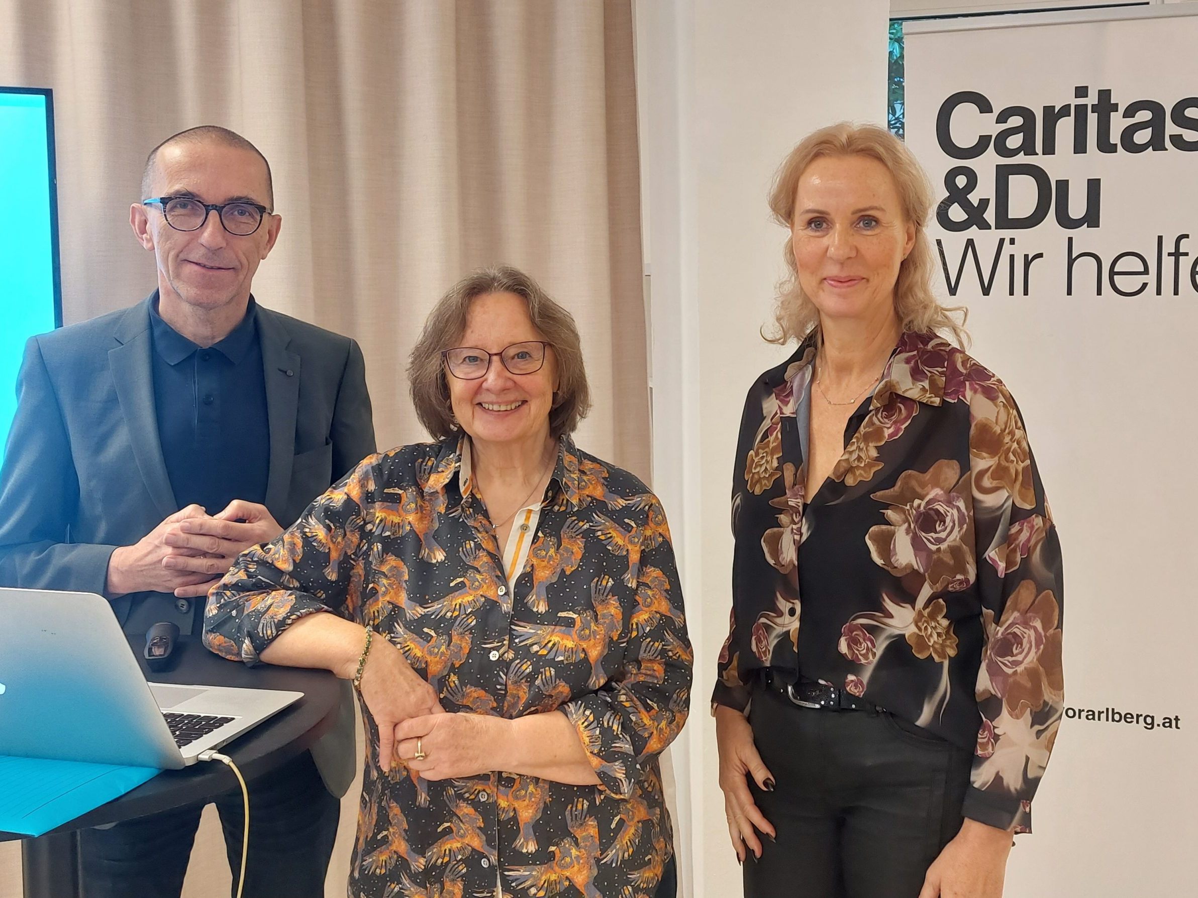 Rosemarie Tracy mit mit der Leiterin der Lerncafés der Caritas, Bea Bröll, sowie Caritasdirektor Walter Schmolly Rosemarie Tracy mit mit der Leiterin der Lerncafés der Caritas, Bea Bröll, sowie Caritasdirektor Walter Schmolly