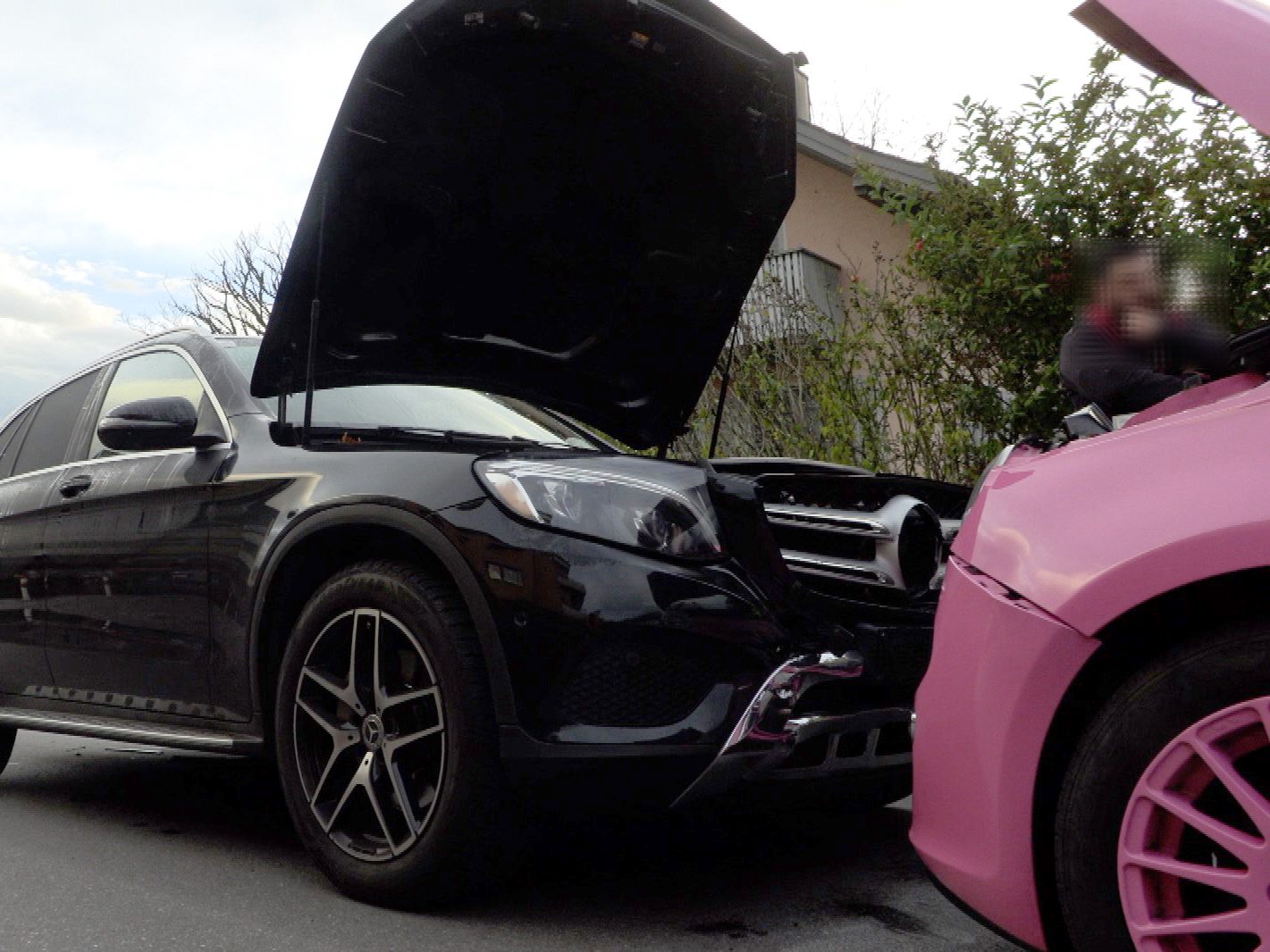 Kollision zwischen einem Mercedes und einem Fiat. Kollision zwischen einem Mercedes und einem Fiat.