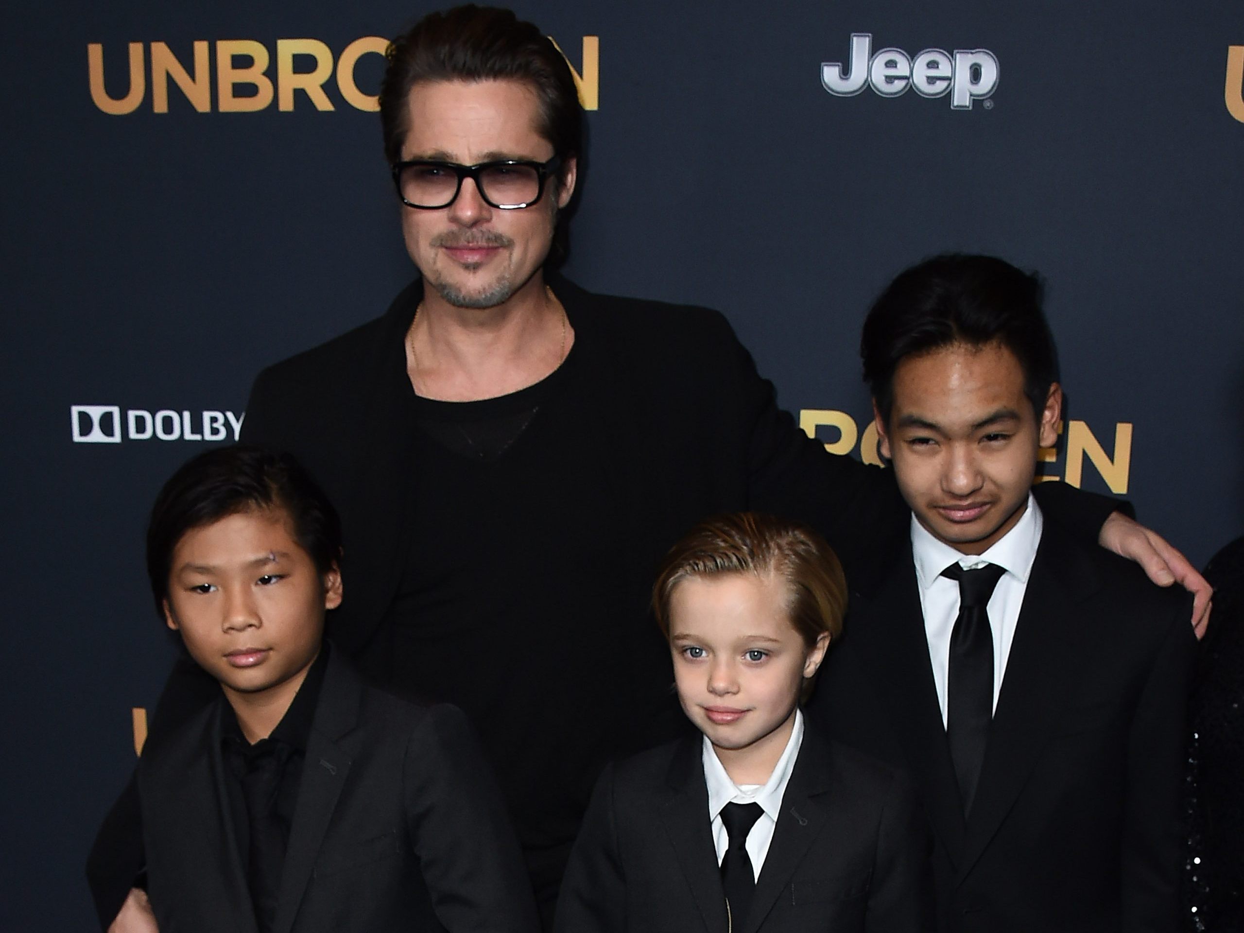 Brad Pitt mit drei seiner Kinder im Jahr 2014 - links stehend: Pax.