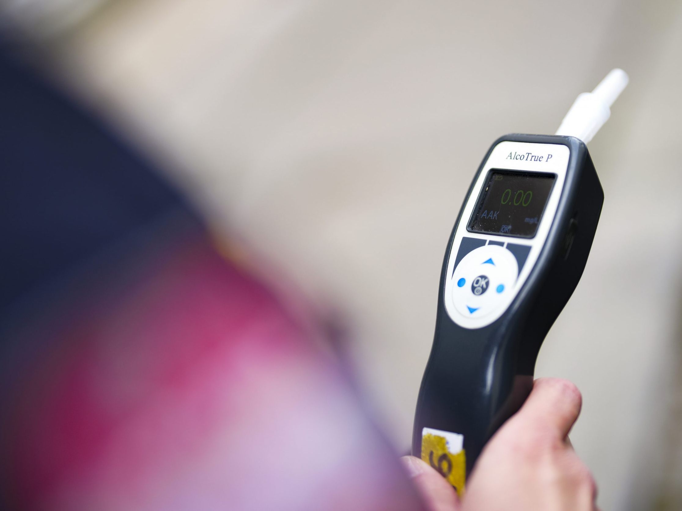 Ein alkoholisierter E-Scooter-Fahrer attackierte Polizisten.