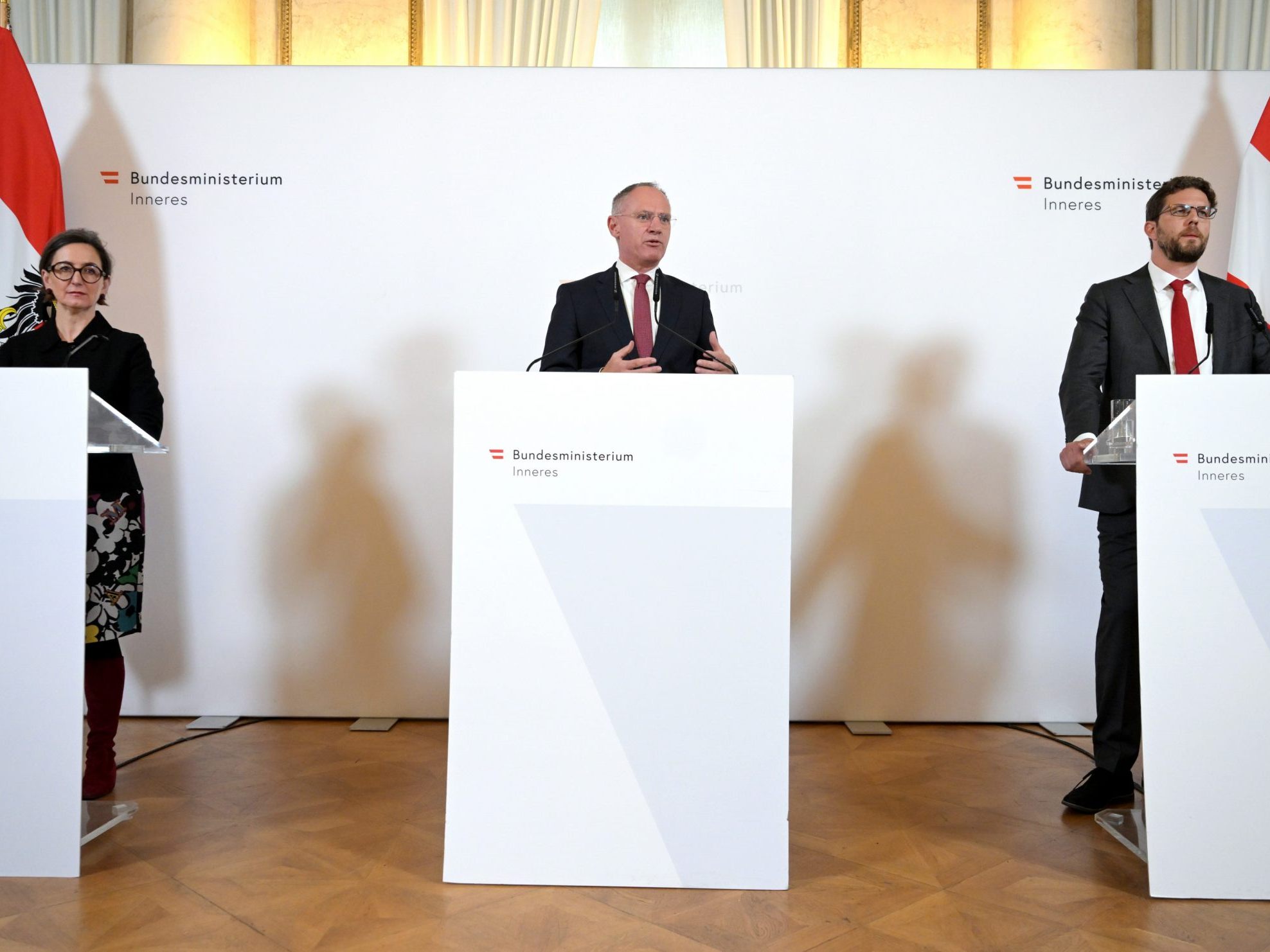 Karner (Mitte) neben Stelzl-Marx (links) und Kranebitter (rechts). Karner (Mitte) neben Stelzl-Marx (links) und Kranebitter (rechts).