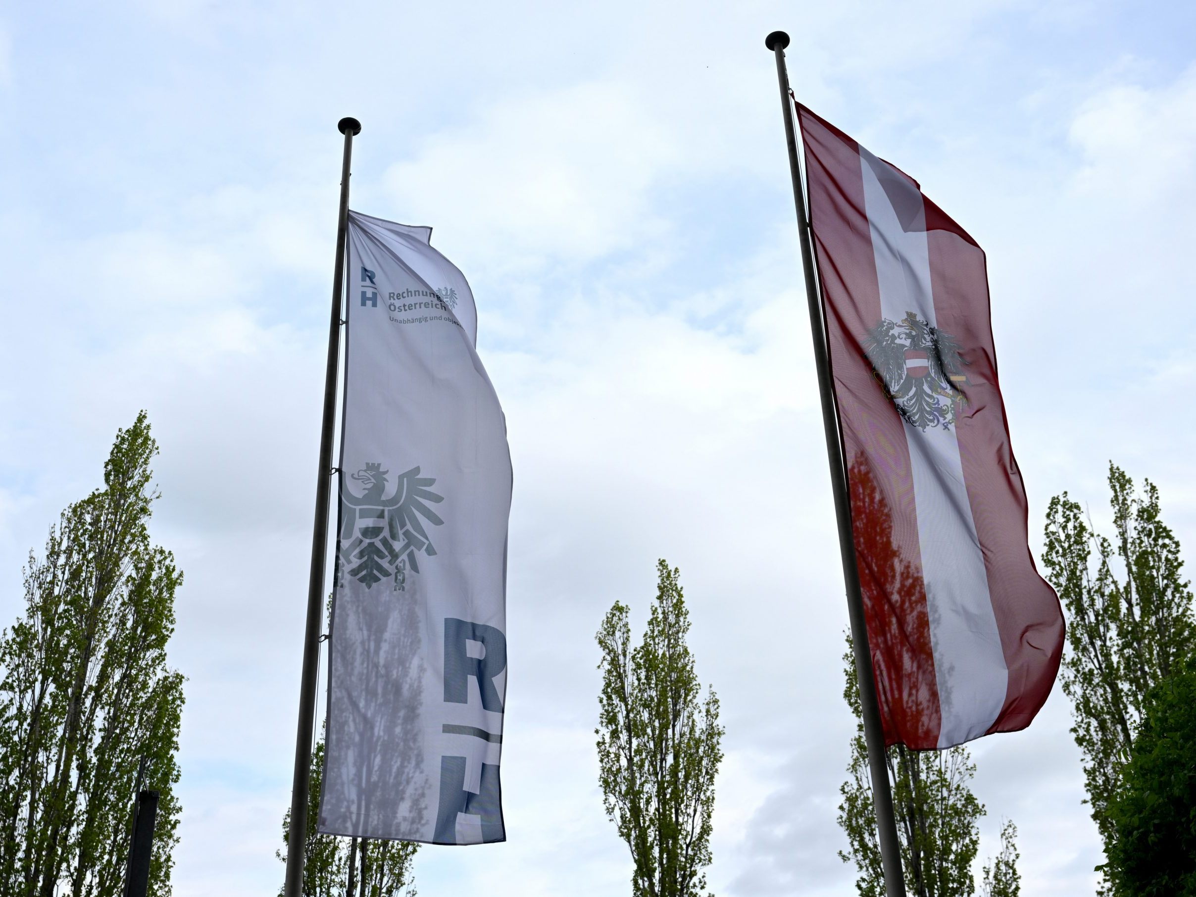 Rechnungshof: Kritik an Zustand von 4. Panzergrenadierbrigade. Im Bild: Fahnen vor dem RH-Sitz im heurigen April. Rechnungshof: Kritik an Zustand von 4. Panzergrenadierbrigade. Im Bild: Fahnen vor dem RH-Sitz im heurigen April.
