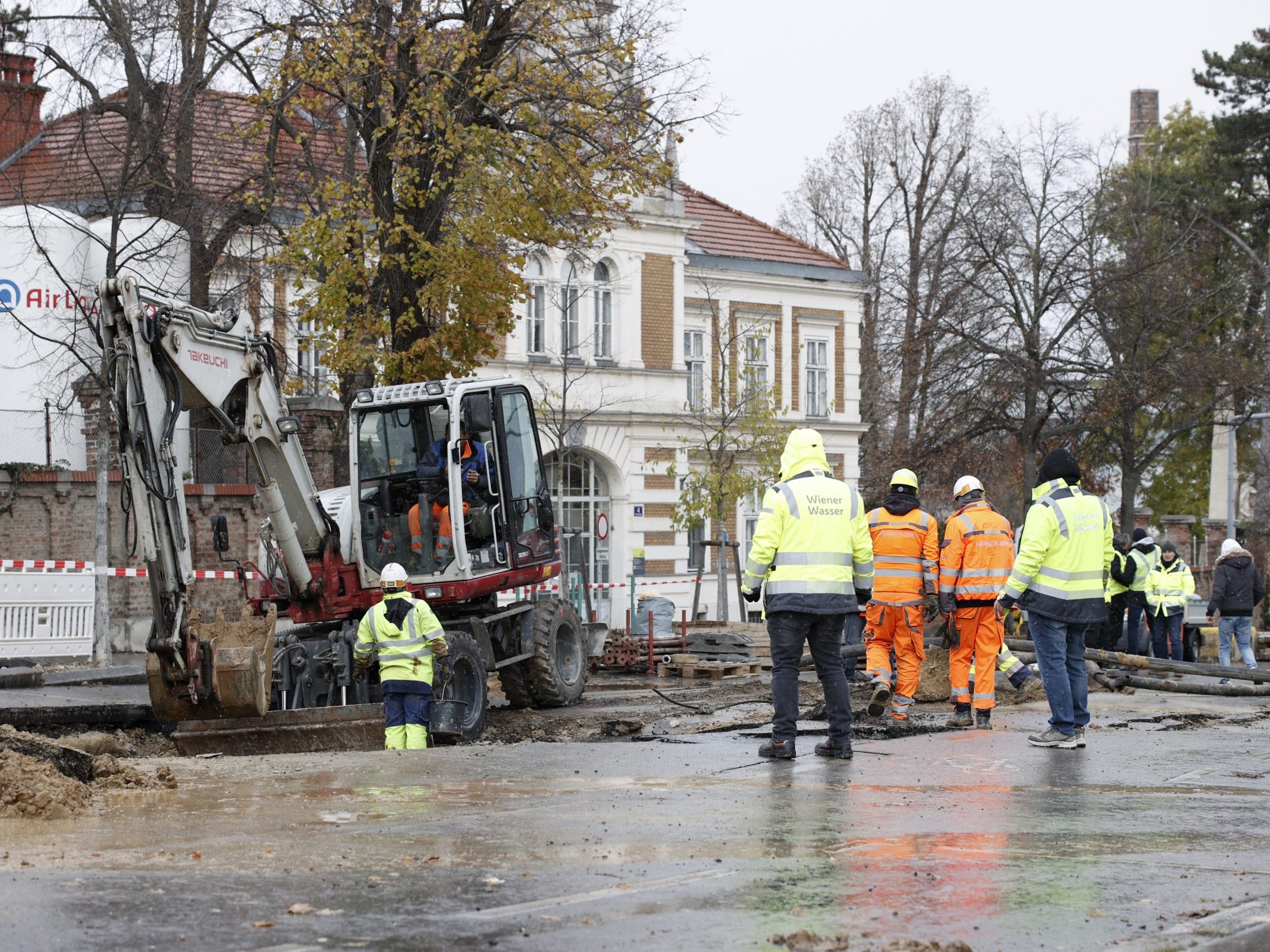 Ein Wasserrohrbruch sorgte für schwere Schäden beim Flötzersteig. Ein Wasserrohrbruch sorgte für schwere Schäden beim Flötzersteig.